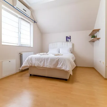 Spacious In The Center Apartment *